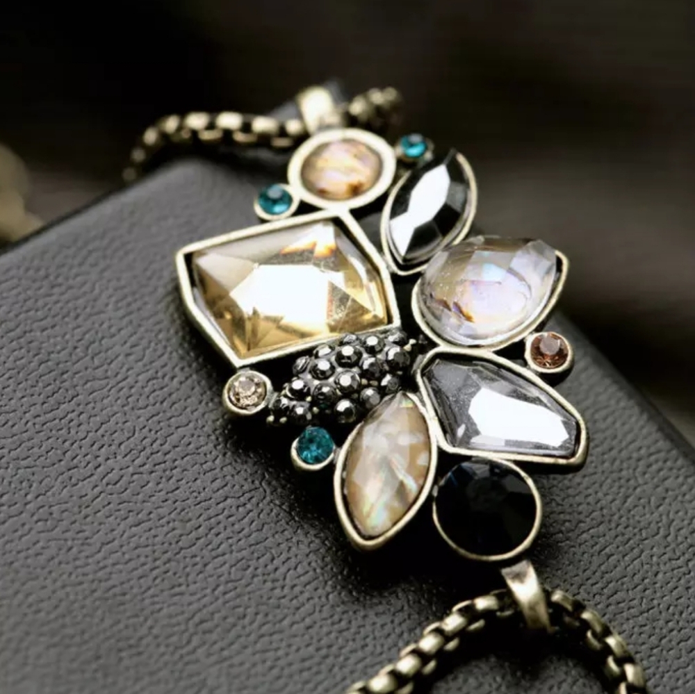 Antiqued Crystal Cluster Bracelet - Picture 4 of 6